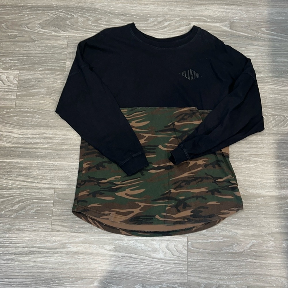Elusive long sleeve. Size L. EUC